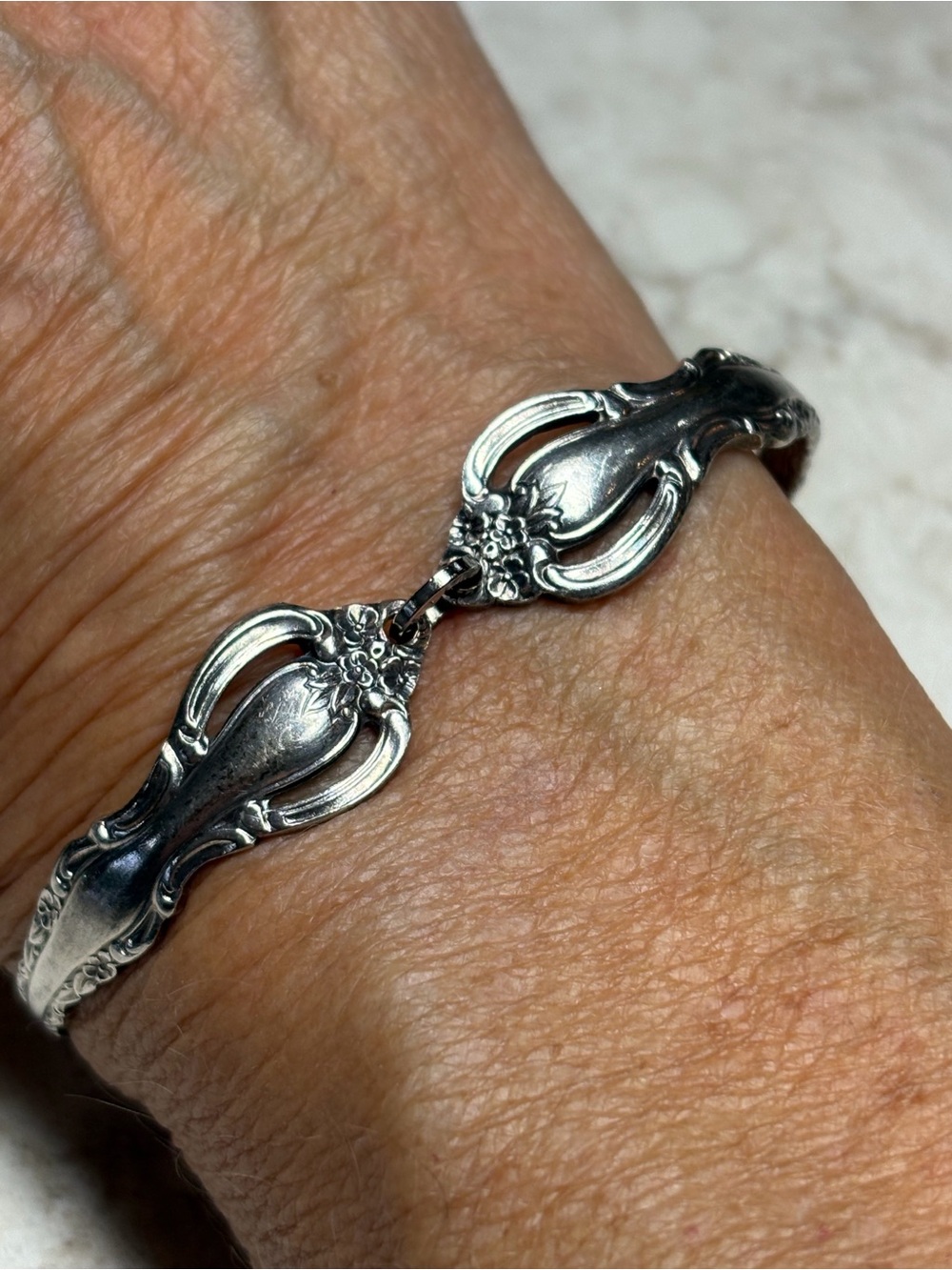 K 28. Elegant Floral Link Silver Bracelet - Women's Jewelry